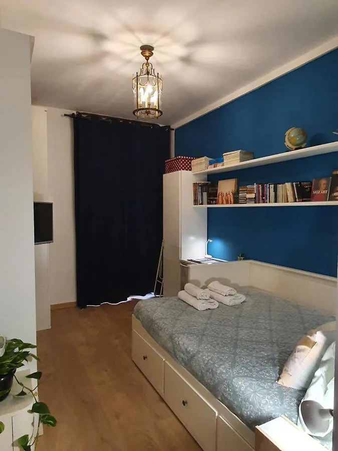 Alma Vacation Apartment In The Centre, Big Terrace Milan Italy