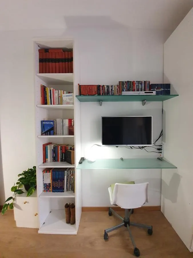 Alma Vacation Apartment In The Centre, Big Terrace Milan Italy