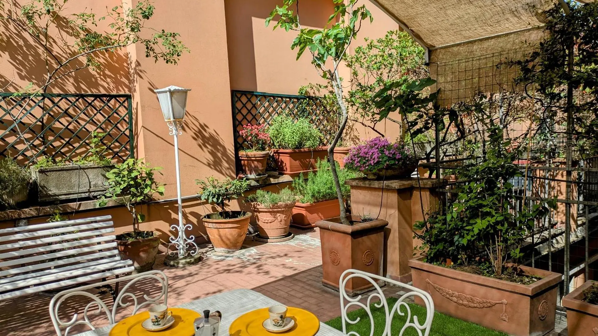 Alma Vacation Apartment In The Centre, Big Terrace Milan Italy