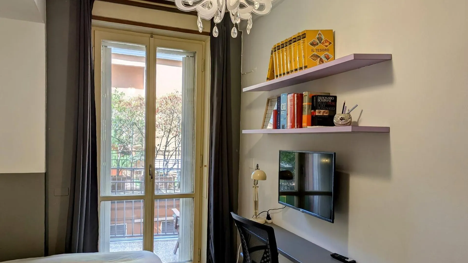 Alma Vacation Apartment In The Centre, Big Terrace Milan Italy
